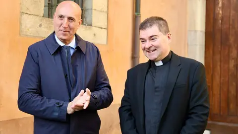 El alcalde de León, José Antonio Diez, junto a parte de la Corporación Municipal, asiste a la tradicional legacía preparatoria para la ceremonia de Las Cabezadas. Foto: Campillo.