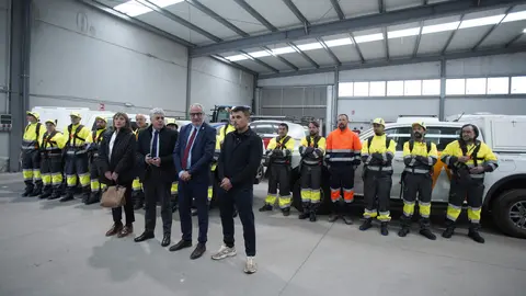 El presidente del Consejo Comarcal del Bierzo, Olegario Ramón, junto al consejero de Medio Ambiente, Ricardo Fernández, y el delegado de la Junta en León, Eduardo Diego, durante su visita a los brigadistas que se incorporan a trabajar en el Consejo Comarcal del Bierzo en el marco del Plan Montel. Foto: César Sánchez.