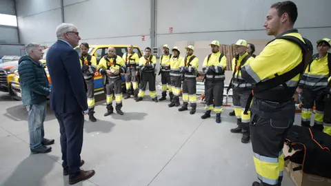El presidente del Consejo Comarcal del Bierzo, Olegario Ramón, junto al consejero de Medio Ambiente, Ricardo Fernández, y el delegado de la Junta en León, Eduardo Diego, durante su visita a los brigadistas que se incorporan a trabajar en el Consejo Comarcal del Bierzo en el marco del Plan Montel. Foto: César Sánchez.