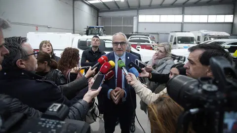 El presidente del Consejo Comarcal del Bierzo, Olegario Ramón, junto al consejero de Medio Ambiente, Ricardo Fernández, y el delegado de la Junta en León, Eduardo Diego, durante su visita a los brigadistas que se incorporan a trabajar en el Consejo Comarcal del Bierzo en el marco del Plan Montel. Foto: César Sánchez.