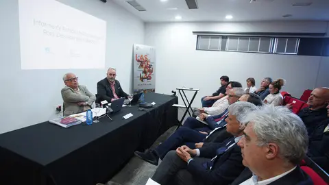 El consejero de Cultura, Turismo y Deporte, Gonzalo Santonja, presenta el informe sobre el estado de conservación de la zona arqueológica de Las Médulas. Foto: César Sánchez.