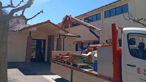 El Ayuntamiento de Santa María del Páramo está ejecutando obras de acondicionamiento en el inmueble de la calle Las Monjas, que alberga el Hogar del Jubilado, el Centro Cívico y dependencias educativas. La actuación responde a la necesidad de mejorar el estado general del edificio, utilizado de forma intensiva por distintos colectivos del municipio.