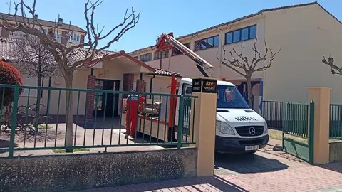 El Ayuntamiento de Santa María del Páramo está ejecutando obras de acondicionamiento en el inmueble de la calle Las Monjas, que alberga el Hogar del Jubilado, el Centro Cívico y dependencias educativas. La actuación responde a la necesidad de mejorar el estado general del edificio, utilizado de forma intensiva por distintos colectivos del municipio.