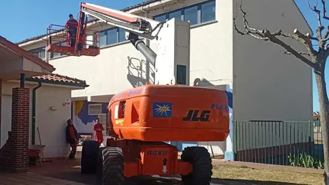 El Ayuntamiento de Santa María del Páramo está ejecutando obras de acondicionamiento en el inmueble de la calle Las Monjas, que alberga el Hogar del Jubilado, el Centro Cívico y dependencias educativas. La actuación responde a la necesidad de mejorar el estado general del edificio, utilizado de forma intensiva por distintos colectivos del municipio.