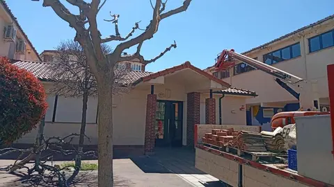 El Ayuntamiento de Santa María del Páramo está ejecutando obras de acondicionamiento en el inmueble de la calle Las Monjas, que alberga el Hogar del Jubilado, el Centro Cívico y dependencias educativas. La actuación responde a la necesidad de mejorar el estado general del edificio, utilizado de forma intensiva por distintos colectivos del municipio.