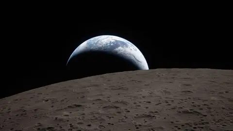 La Tierra se pone sobre el borde curvo de la Luna a las 0.41 (hora peninsular española), en esta imagen captada por la tripulación de Artemis 2 durante su recorrido por la cara oculta del satélite. En el límite de la superficie lunar visible se distingue el 'Mare Orientale'.