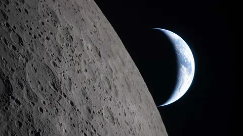 La Tierra se pone sobre el borde curvo de la Luna a las 0.41 (hora peninsular española), en esta imagen captada por la tripulación de Artemis 2 durante su recorrido por la cara oculta del satélite.