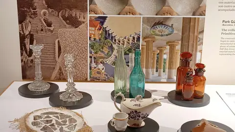 Una intensa e interesante velada cultural, protagonizada por Mireia Freixa, catedrática emérita de la Universidad de Barcelona y Marta Saliné, doctora en Historia del Arte, permite descubrir al Gaudí arquitecto del color y pionero en el reciclado de materiales.