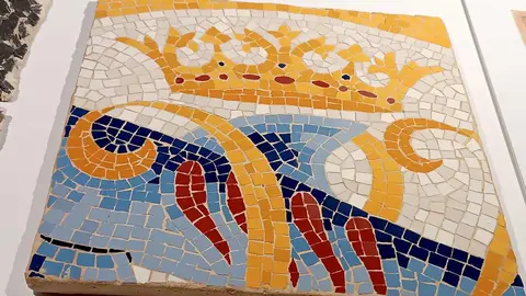 Una intensa e interesante velada cultural, protagonizada por Mireia Freixa, catedrática emérita de la Universidad de Barcelona y Marta Saliné, doctora en Historia del Arte, permite descubrir al Gaudí arquitecto del color y pionero en el reciclado de materiales.