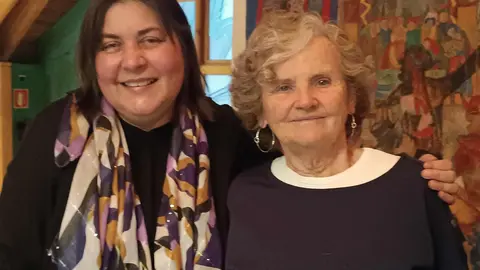 Una intensa e interesante velada cultural, protagonizada por Mireia Freixa, catedrática emérita de la Universidad de Barcelona y Marta Saliné, doctora en Historia del Arte, permite descubrir al Gaudí arquitecto del color y pionero en el reciclado de materiales.