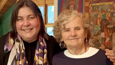 Una intensa e interesante velada cultural, protagonizada por Mireia Freixa, catedrática emérita de la Universidad de Barcelona y Marta Saliné, doctora en Historia del Arte, permite descubrir al Gaudí arquitecto del color y pionero en el reciclado de materiales.