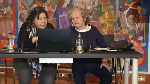 Una intensa e interesante velada cultural, protagonizada por Mireia Freixa, catedrática emérita de la Universidad de Barcelona y Marta Saliné, doctora en Historia del Arte, permite descubrir al Gaudí arquitecto del color y pionero en el reciclado de materiales.