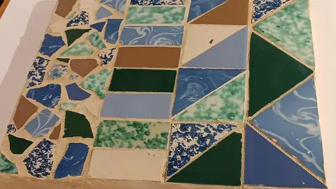 Una intensa e interesante velada cultural, protagonizada por Mireia Freixa, catedrática emérita de la Universidad de Barcelona y Marta Saliné, doctora en Historia del Arte, permite descubrir al Gaudí arquitecto del color y pionero en el reciclado de materiales.