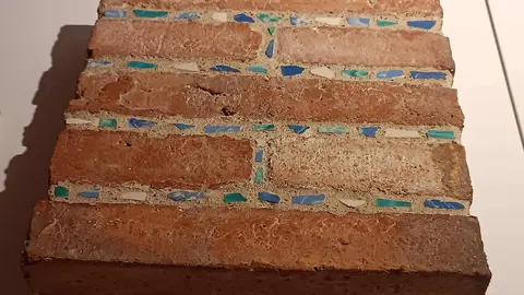 Una intensa e interesante velada cultural, protagonizada por Mireia Freixa, catedrática emérita de la Universidad de Barcelona y Marta Saliné, doctora en Historia del Arte, permite descubrir al Gaudí arquitecto del color y pionero en el reciclado de materiales.