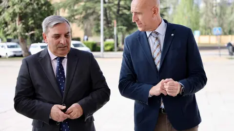 El consejero de Movilidad y Transformación Digital, José Luis Sanz, y el alcalde de León, José Antonio Diez, participan en la constitución de la Comisión de Seguimiento del Consorcio de Transporte Metropolitano del Área Funcional de León. Foto: Campillo.