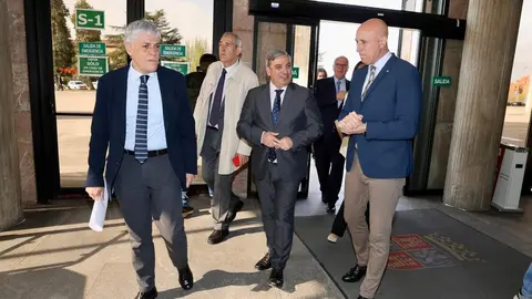 El consejero de Movilidad y Transformación Digital, José Luis Sanz, y el alcalde de León, José Antonio Diez, participan en la constitución de la Comisión de Seguimiento del Consorcio de Transporte Metropolitano del Área Funcional de León. Foto: Campillo.