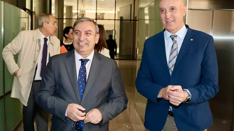 El consejero de Movilidad y Transformación Digital, José Luis Sanz, y el alcalde de León, José Antonio Diez, participan en la constitución de la Comisión de Seguimiento del Consorcio de Transporte Metropolitano del Área Funcional de León. Foto: Campillo.