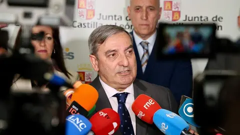 El consejero de Movilidad y Transformación Digital, José Luis Sanz, y el alcalde de León, José Antonio Diez, participan en la constitución de la Comisión de Seguimiento del Consorcio de Transporte Metropolitano del Área Funcional de León. Foto: Campillo.