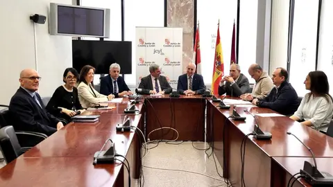 El consejero de Movilidad y Transformación Digital, José Luis Sanz, y el alcalde de León, José Antonio Diez, participan en la constitución de la Comisión de Seguimiento del Consorcio de Transporte Metropolitano del Área Funcional de León. Foto: Campillo.