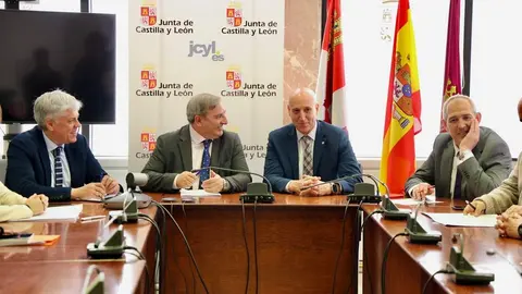 El consejero de Movilidad y Transformación Digital, José Luis Sanz, y el alcalde de León, José Antonio Diez, participan en la constitución de la Comisión de Seguimiento del Consorcio de Transporte Metropolitano del Área Funcional de León. Foto: Campillo.