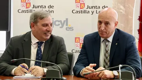 El consejero de Movilidad y Transformación Digital, José Luis Sanz, y el alcalde de León, José Antonio Diez, participan en la constitución de la Comisión de Seguimiento del Consorcio de Transporte Metropolitano del Área Funcional de León. Foto: Campillo.