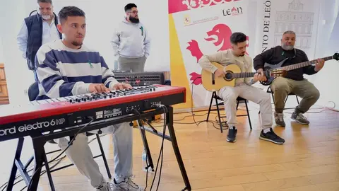 El alcalde de León, José Antonio Diez, participa en los actos con motivo del 8 de abril, Día del Pueblo Gitano. Foto: Campillo.