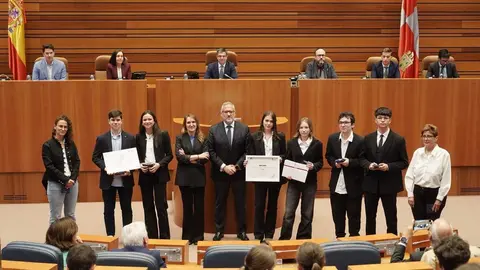 El presidente de las Cortes de Castilla y León, Carlos Pollán, y la consejera de Educación en funciones, Rocío Lucas, asisten a la celebración de la final de la X Liga de Debate regional de ESO y Bachillerato. Foto: Rubén Cacho.