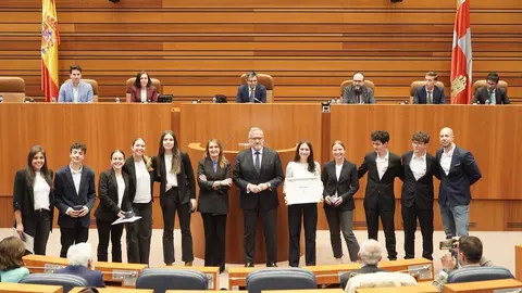 El presidente de las Cortes de Castilla y León, Carlos Pollán, y la consejera de Educación en funciones, Rocío Lucas, asisten a la celebración de la final de la X Liga de Debate regional de ESO y Bachillerato. Foto: Rubén Cacho.