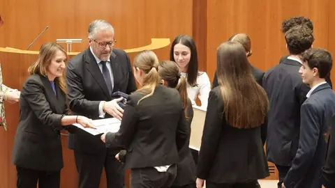El presidente de las Cortes de Castilla y León, Carlos Pollán, y la consejera de Educación en funciones, Rocío Lucas, asisten a la celebración de la final de la X Liga de Debate regional de ESO y Bachillerato. Foto: Rubén Cacho.