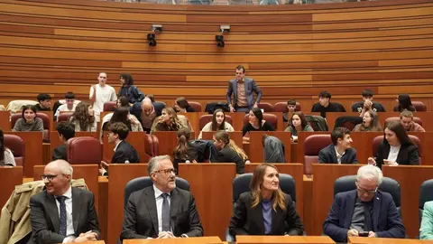 El presidente de las Cortes de Castilla y León, Carlos Pollán, y la consejera de Educación en funciones, Rocío Lucas, asisten a la celebración de la final de la X Liga de Debate regional de ESO y Bachillerato. Foto: Rubén Cacho.