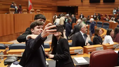 El IES Valles del Luna de Santa María del Páramo se ha proclamado vencedor en la categoría de Bachillerato de la X edición de la Liga de Debate de Castilla y León, celebrada en la sede de las Cortes autonómicas. Fotos: Leticia Pérez