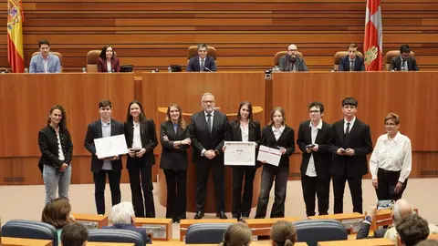 El IES Valles del Luna de Santa María del Páramo se ha proclamado vencedor en la categoría de Bachillerato de la X edición de la Liga de Debate de Castilla y León, celebrada en la sede de las Cortes autonómicas. Fotos: Leticia Pérez