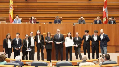 El IES Valles del Luna de Santa María del Páramo se ha proclamado vencedor en la categoría de Bachillerato de la X edición de la Liga de Debate de Castilla y León, celebrada en la sede de las Cortes autonómicas. Fotos: Leticia Pérez