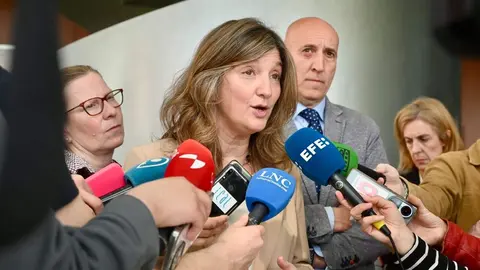 El alcalde de León, José Antonio Diez, y la rectora de la Universidad de León, Nuria González, participan en el encuentro de ‘networking’ entre jóvenes del Programa de Becas por el Talento y directivos de empresas leonesas. Foto: Peio García.