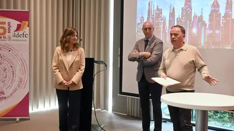 El alcalde de León, José Antonio Diez, y la rectora de la Universidad de León, Nuria González, participan en el encuentro de ‘networking’ entre jóvenes del Programa de Becas por el Talento y directivos de empresas leonesas. Foto: Peio García.