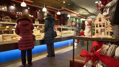 La empresa Fuensanta, uno de los nombres más reconocibles de la tradición repostera en León, ha decidido poner fin a la actividad comercial directa en sus establecimientos de La Palomera y Santa Ana, culminando así un proceso que ya había comenzado con el cierre del local de Gran Vía de San Marcos.