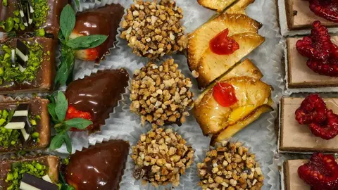 La empresa Fuensanta, uno de los nombres más reconocibles de la tradición repostera en León, ha decidido poner fin a la actividad comercial directa en sus establecimientos de La Palomera y Santa Ana, culminando así un proceso que ya había comenzado con el cierre del local de Gran Vía de San Marcos.