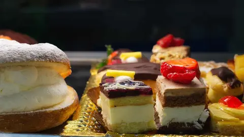 La empresa Fuensanta, uno de los nombres más reconocibles de la tradición repostera en León, ha decidido poner fin a la actividad comercial directa en sus establecimientos de La Palomera y Santa Ana, culminando así un proceso que ya había comenzado con el cierre del local de Gran Vía de San Marcos.