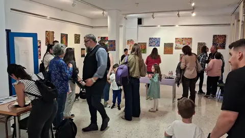 La Casa de Cultura de Trobajo del Camino ha inaugurado la exposición 'Territorios del Alma', una muestra del artista Claudio Constantin que podrá visitarse durante las próximas semanas. El acto de apertura contó con la asistencia del concejal de Cultura, Manuel Romero, y del concejal de Personal, Andrés Vidales. Fotos: Isaac Llamazares