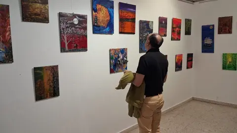 La Casa de Cultura de Trobajo del Camino ha inaugurado la exposición 'Territorios del Alma', una muestra del artista Claudio Constantin que podrá visitarse durante las próximas semanas. El acto de apertura contó con la asistencia del concejal de Cultura, Manuel Romero, y del concejal de Personal, Andrés Vidales. Fotos: Isaac Llamazares