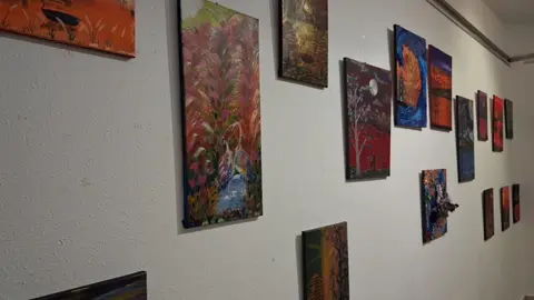 La Casa de Cultura de Trobajo del Camino ha inaugurado la exposición 'Territorios del Alma', una muestra del artista Claudio Constantin que podrá visitarse durante las próximas semanas. El acto de apertura contó con la asistencia del concejal de Cultura, Manuel Romero, y del concejal de Personal, Andrés Vidales. Fotos: Isaac Llamazares