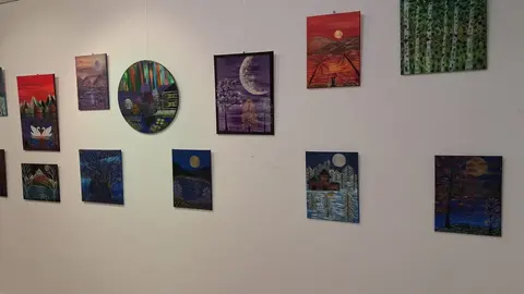La Casa de Cultura de Trobajo del Camino ha inaugurado la exposición 'Territorios del Alma', una muestra del artista Claudio Constantin que podrá visitarse durante las próximas semanas. El acto de apertura contó con la asistencia del concejal de Cultura, Manuel Romero, y del concejal de Personal, Andrés Vidales. Fotos: Isaac Llamazares