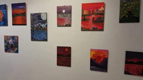 La Casa de Cultura de Trobajo del Camino ha inaugurado la exposición 'Territorios del Alma', una muestra del artista Claudio Constantin que podrá visitarse durante las próximas semanas. El acto de apertura contó con la asistencia del concejal de Cultura, Manuel Romero, y del concejal de Personal, Andrés Vidales. Fotos: Isaac Llamazares