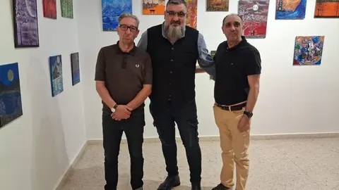 La Casa de Cultura de Trobajo del Camino ha inaugurado la exposición 'Territorios del Alma', una muestra del artista Claudio Constantin que podrá visitarse durante las próximas semanas. El acto de apertura contó con la asistencia del concejal de Cultura, Manuel Romero, y del concejal de Personal, Andrés Vidales. Fotos: Isaac Llamazares