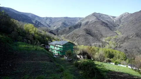 Avanza la rehabilitación del pueblo berciano de Lucío, con algunas casas ya en marcha, que fue arrasado por las llamas el pasado verano. Foto: César Sánchez.