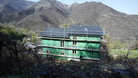 Avanza la rehabilitación del pueblo berciano de Lucío, con algunas casas ya en marcha, que fue arrasado por las llamas el pasado verano. Foto: César Sánchez.
