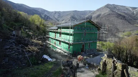 Avanza la rehabilitación del pueblo berciano de Lucío, con algunas casas ya en marcha, que fue arrasado por las llamas el pasado verano. Foto: César Sánchez.