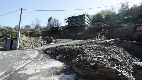 Avanza la rehabilitación del pueblo berciano de Lucío, con algunas casas ya en marcha, que fue arrasado por las llamas el pasado verano. Foto: César Sánchez.