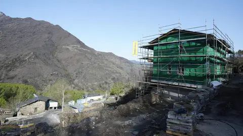 Avanza la rehabilitación del pueblo berciano de Lucío, con algunas casas ya en marcha, que fue arrasado por las llamas el pasado verano. Foto: César Sánchez.