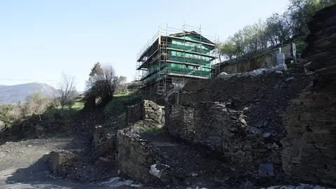 Avanza la rehabilitación del pueblo berciano de Lucío, con algunas casas ya en marcha, que fue arrasado por las llamas el pasado verano. Foto: César Sánchez.